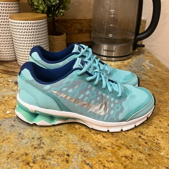 Nike Reax Run 10 size 5.5 - Picture 1 of 8